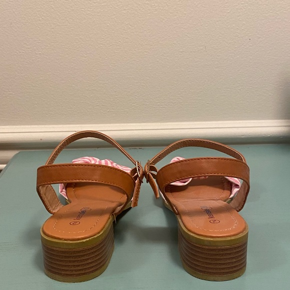 NWOT!  Kensie Girl Pink Gingham Bow Sandals.  Size 2 - Picture 4 of 5